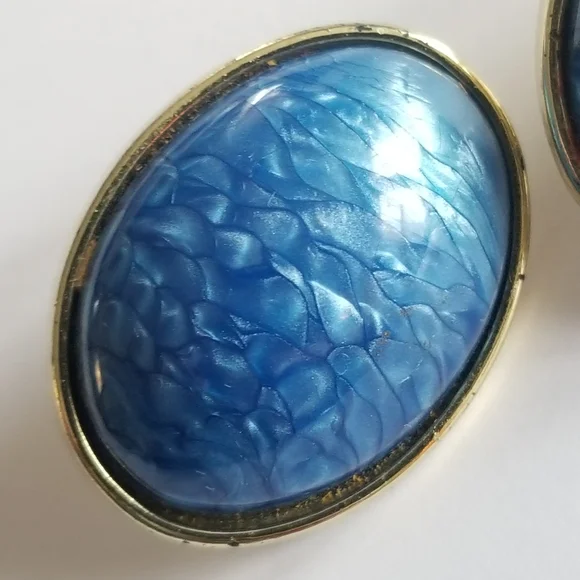 Vintage earrings chunky clip on oval egg shaped wavy pearlized blue gold tone - Picture 9 of 14